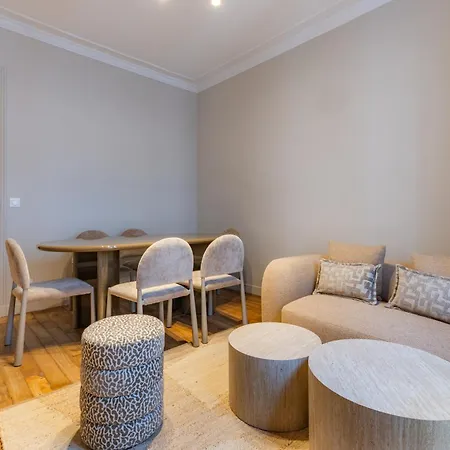Elegant 3-bedroom In The Heart Of Historic Apartment Paris