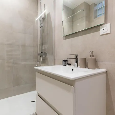 Elegant 3-bedroom In The Heart Of Historic Apartment Paris