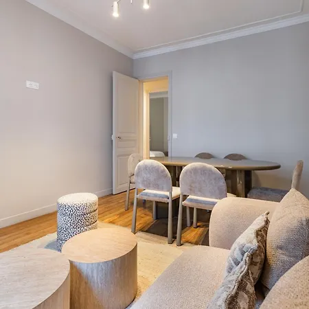 Elegant 3-bedroom In The Heart Of Historic Apartment Paris